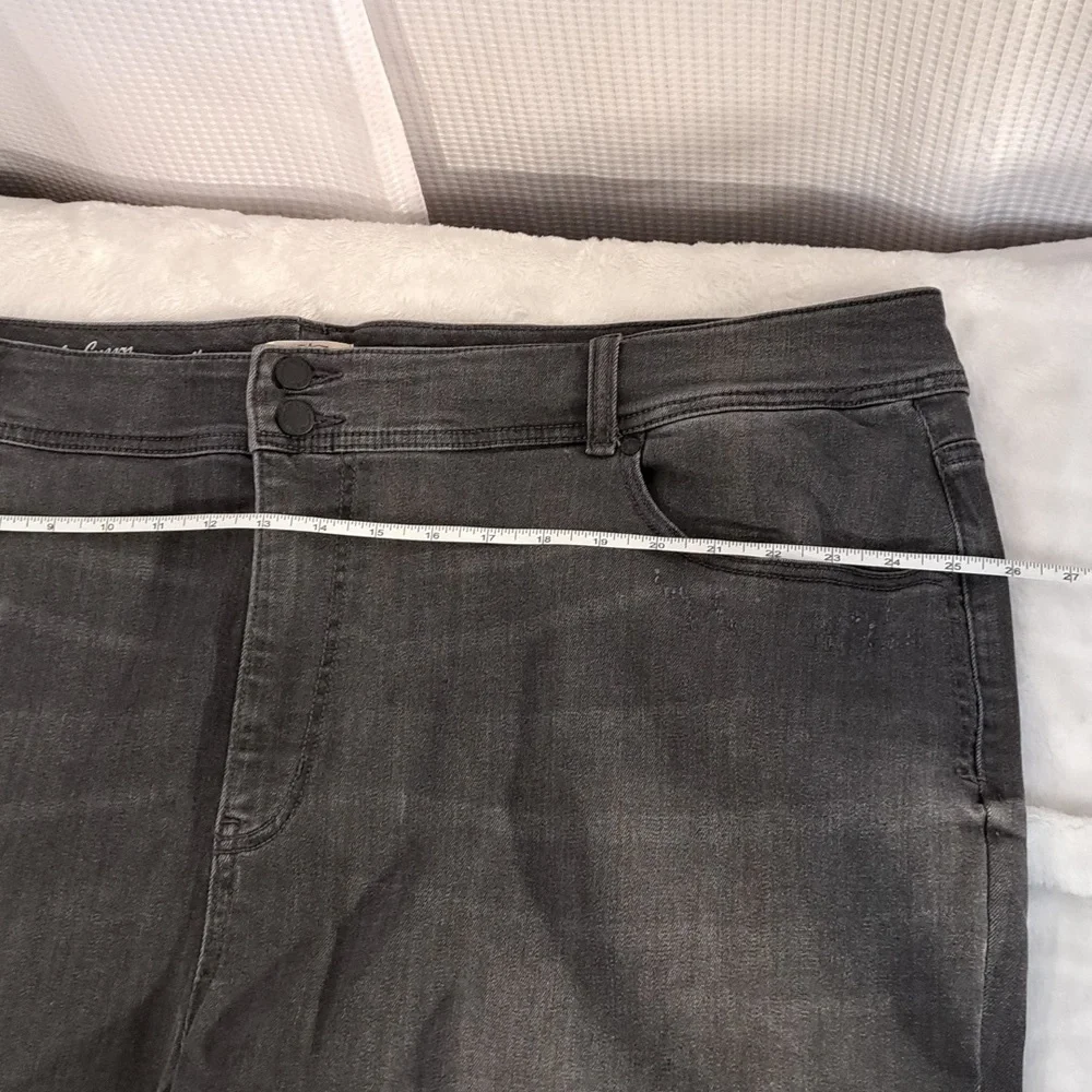 Distressed D/C Cropped Jeans
